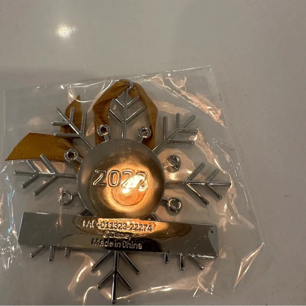 2022 Disney Mickey’s Very Merry Christmas Party Print & Ornament - NEW IN WRAP!! - Picture 4 of 8